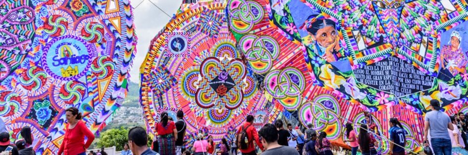 Figura 2. Santiago Sacatepequez, Guatemala. Festival de cometas gigantes en honor a los espíritus de los muertos en el cementerio de la ciudad cada año en el Día de Todos los Santos. Image