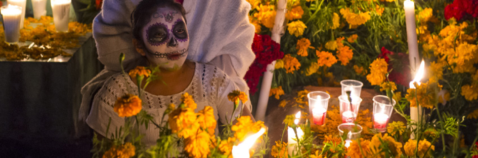 Figura 4. Personas no identificadas en un cementerio durante el Día de Muertos en Oaxaca, México. Image