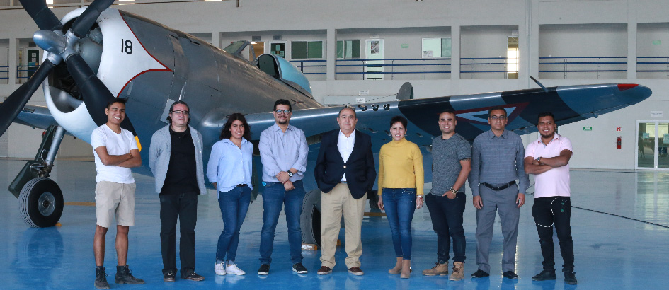 <strong>Figura 3.</strong> El equipo de producción al finalizar las recreaciones del documental “En algún lugar de Filipinas” en la base aérea militar no. 1 Santa Lucía. 