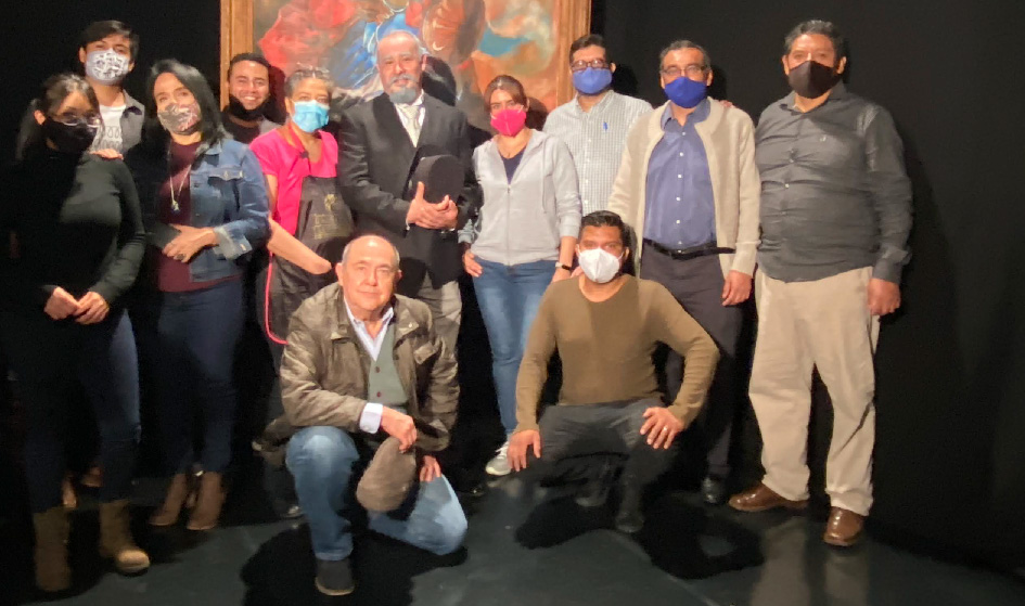 <strong>Figura 4.</strong> Equipo de producción con el Lic. Rubén Darío Gómez al finalizar las grabaciones de las recreaciones para el programa de Justo Sierra.