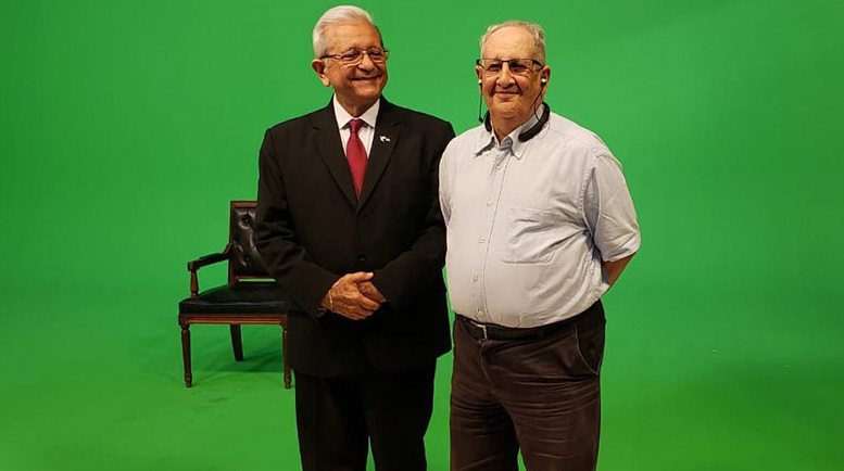 <strong>Figura 6.</strong> El Dr. Enrique Calderón junto al embajador de Panamá en México, Alfredo Armando Oranges Busto, en su visita a nuestros estudios para hablar de una posible coproducción del documental <i>La revolución de Catarino Garza.</i> 