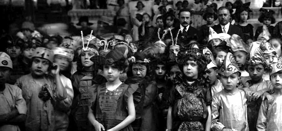 José Vasconcelos rodeado de niños, durante festival escolar D.R, Instituto Nacional de Antropología e Historia, México, Mediateca INAH. Image