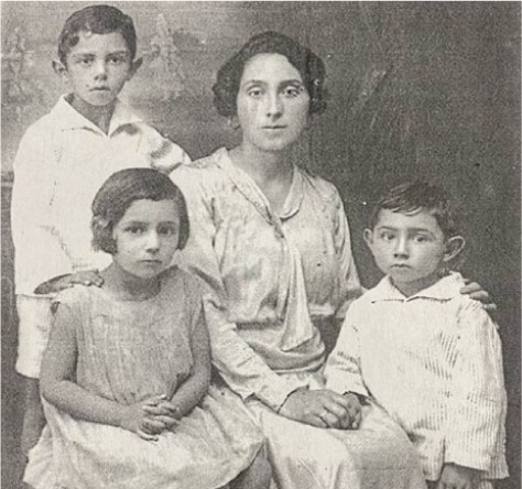 Figura 1. Madre y hermanos de Rolando Toro. Image