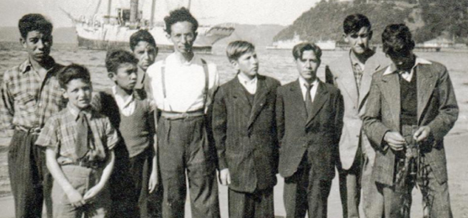 Figura 4. Rolando Toro con su grupo de alumnos en Talcahuano, Chile. Image