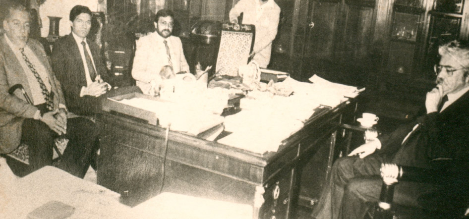 Ing. Leon Febres Cordero firma ley de creación Universidad UTE 1986 Image